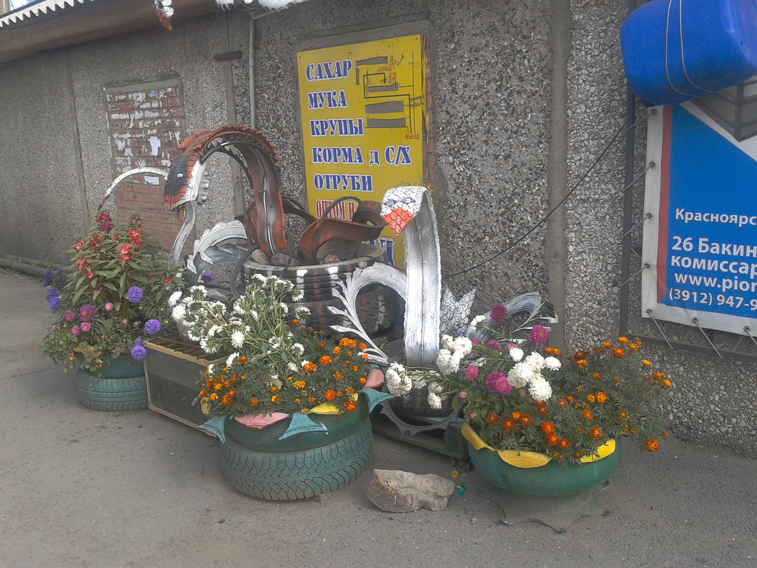 Клумбы-светильники из старых шин в Красноярске