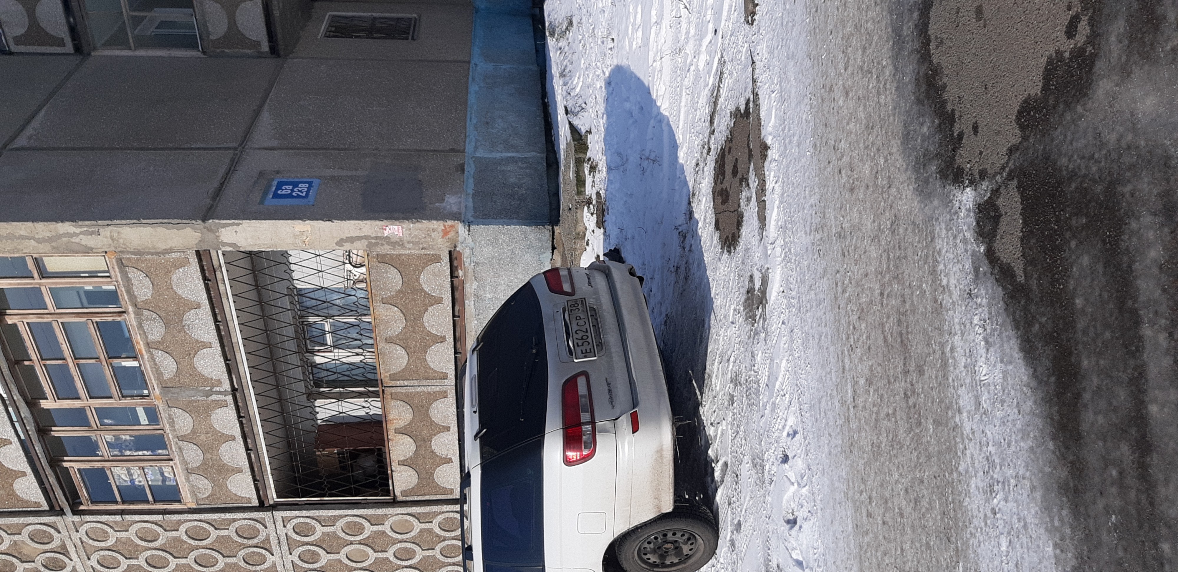 Тротуар спрятался  под снегом