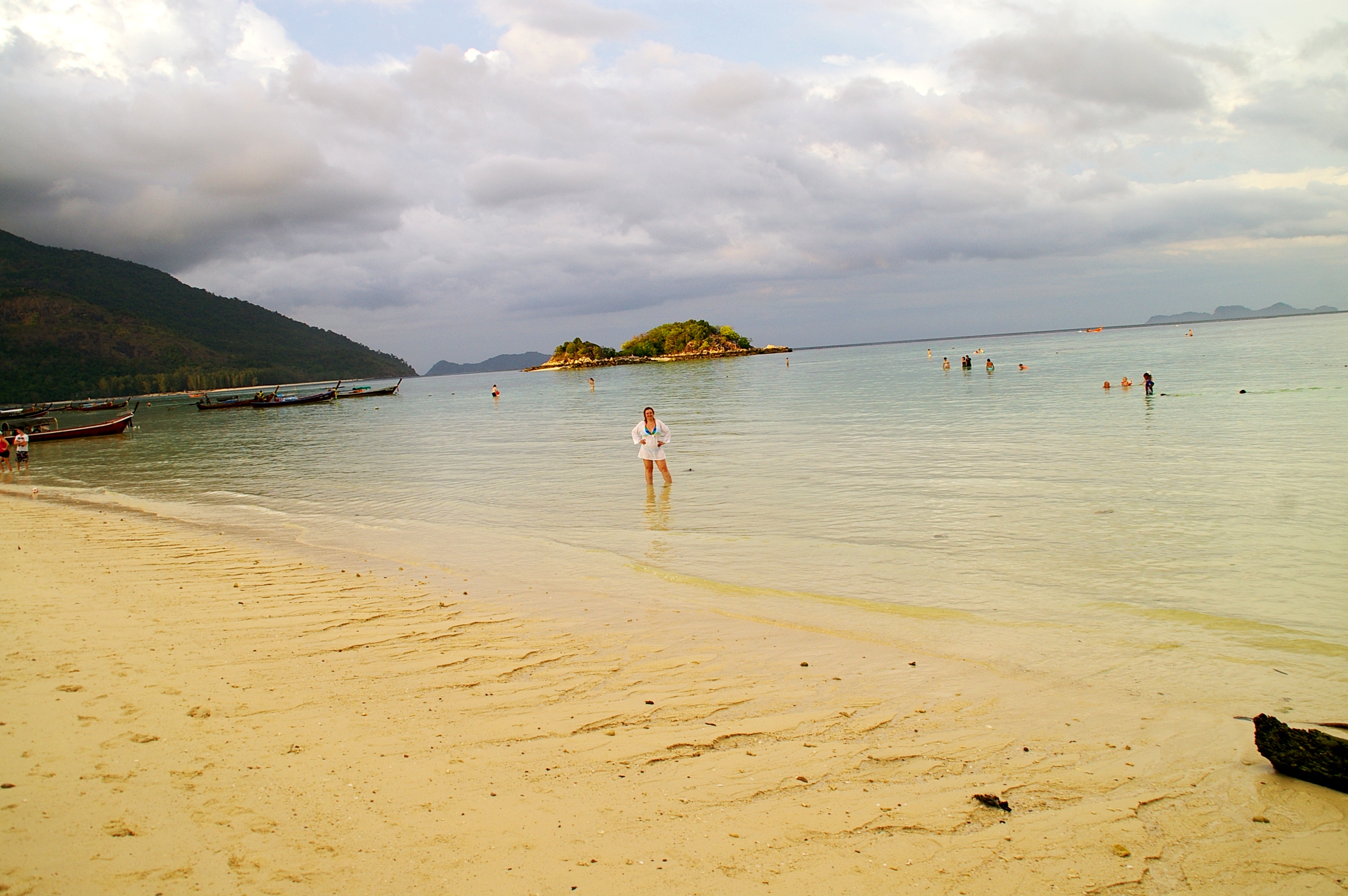 В отлив до маленького островка можно дойти пешком В отлив до маленького островка можно дойти пешком