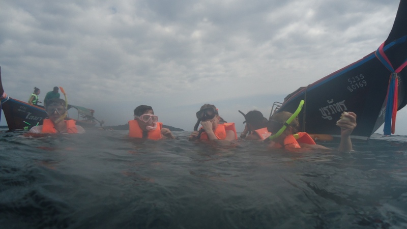 удобнее всего смотреть рыбок, держась за веревку