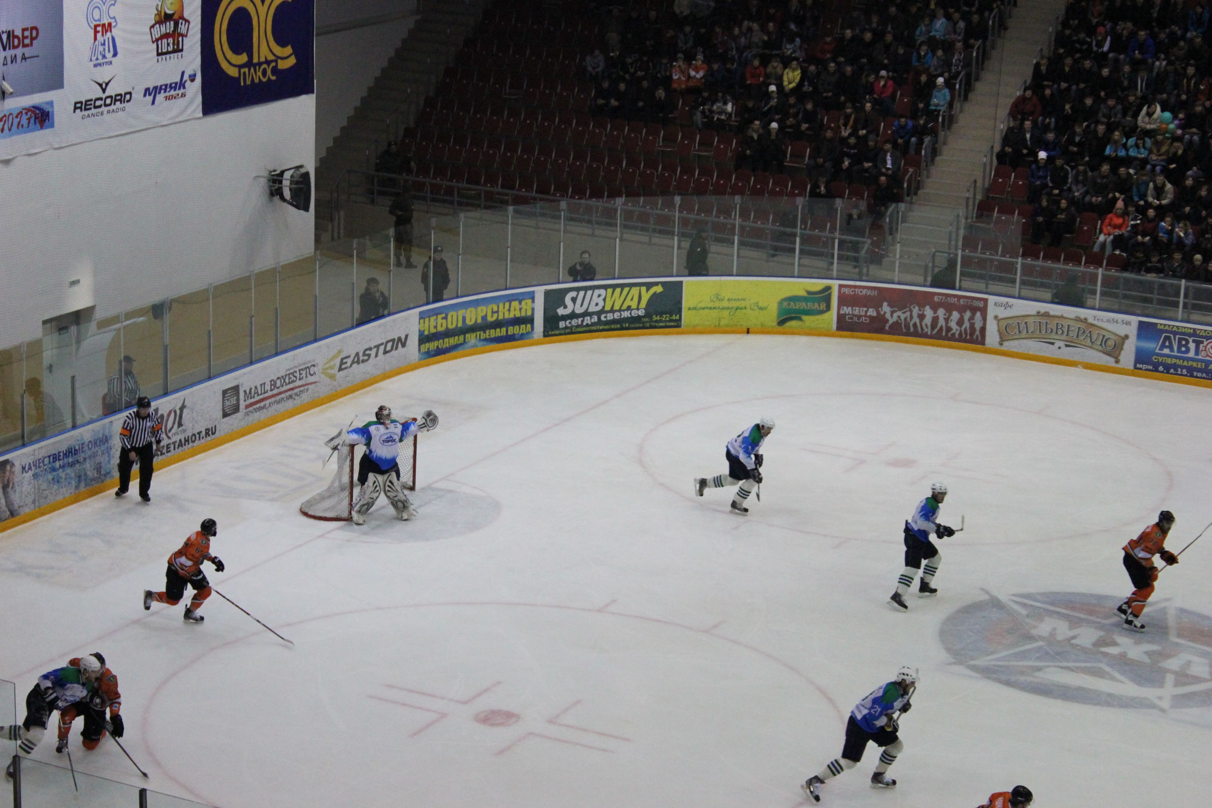 Воротчик гонит своих в атаку.