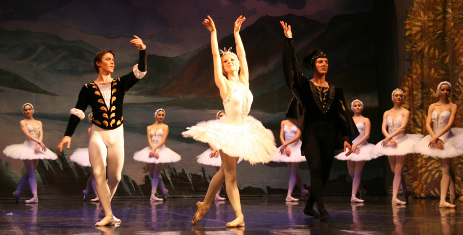 На ангарской сцене лебедям было тесно