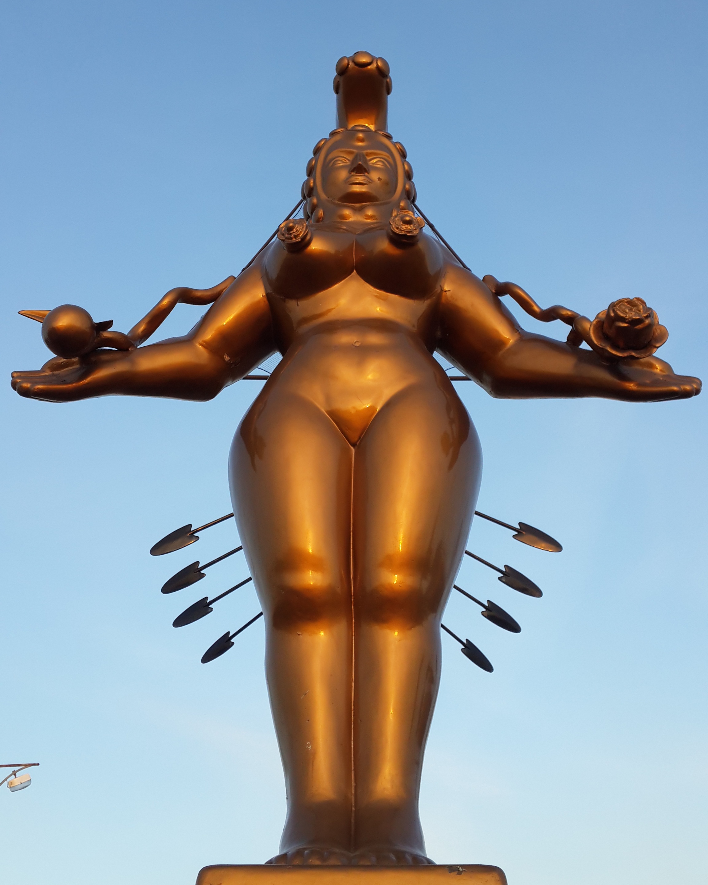 Никогда не злите женщину - вы ведь не знаете, что у нее за спиной 