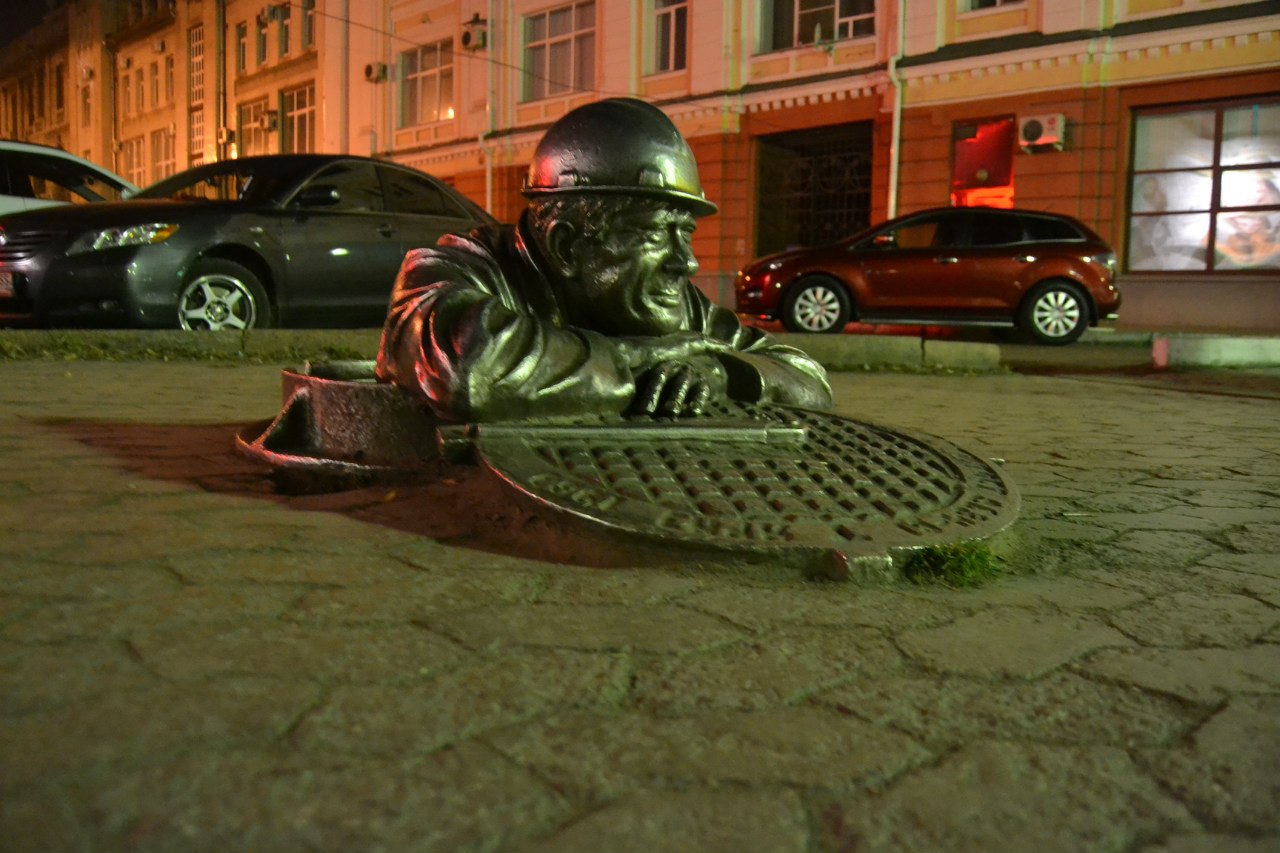 Памятник слесарю в Омске
