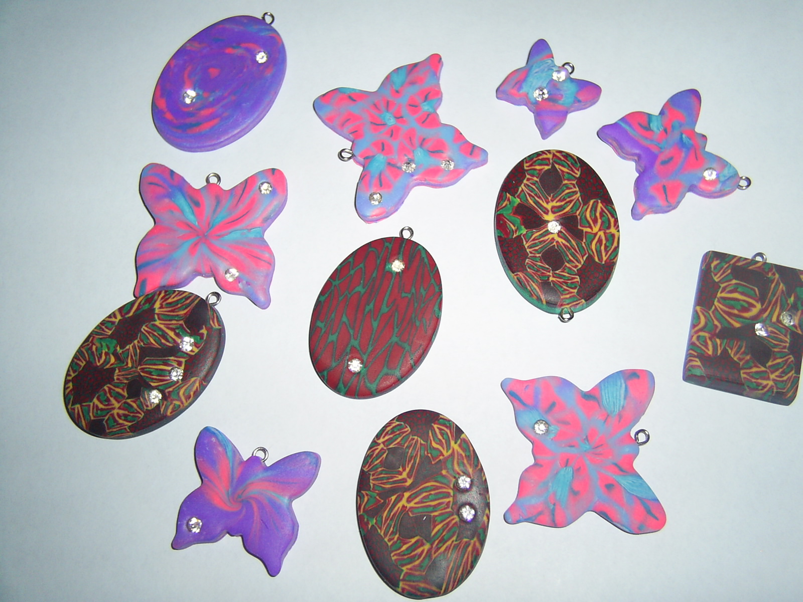 кулон из термопластики ручной работы