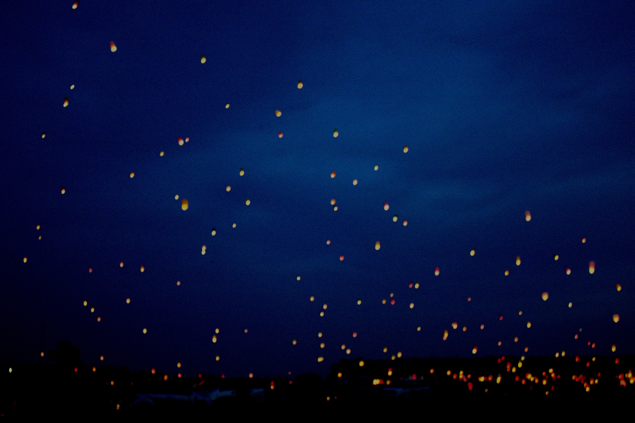 Первый общегородской запуск летающих фонарей