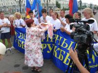 Бегуны с радостью принимают ангарский каравай