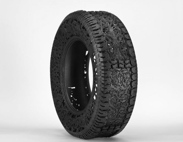 Бельгийский художник Vim Delvua выполняет резьбу по автомобильным шинам