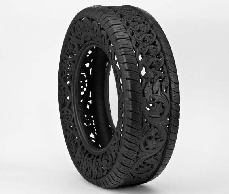 Бельгийский художник Vim Delvua выполняет резьбу по автомобильным шинам