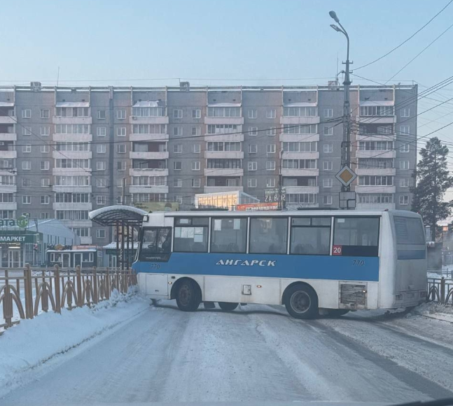 Автобус развернуло
