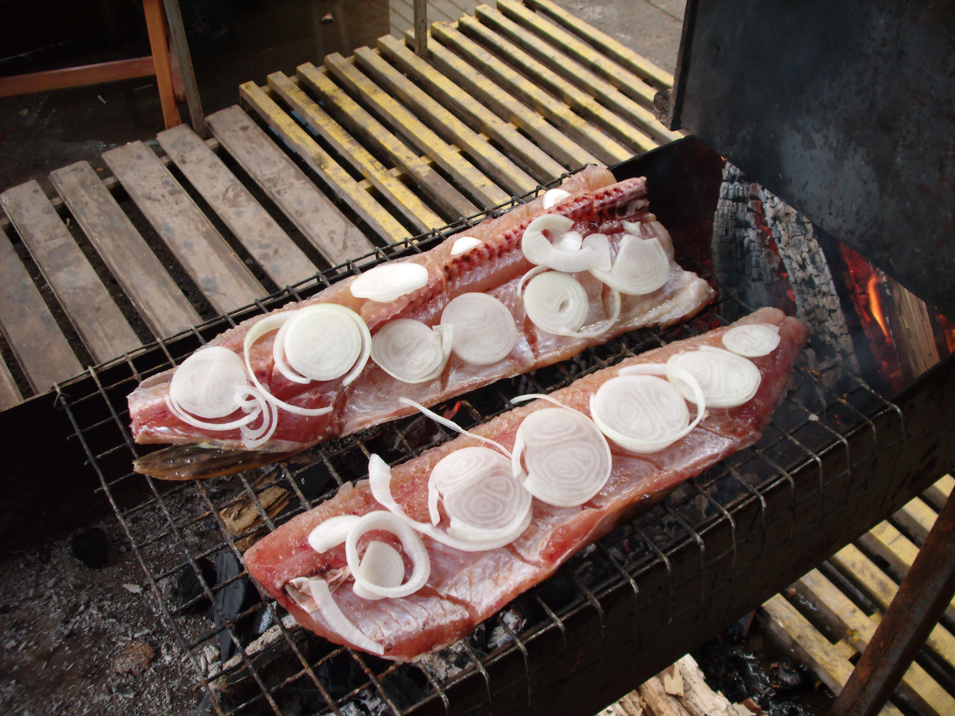 Под лучком,на мангале.