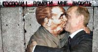 Поцелуй Путина и Брежнева