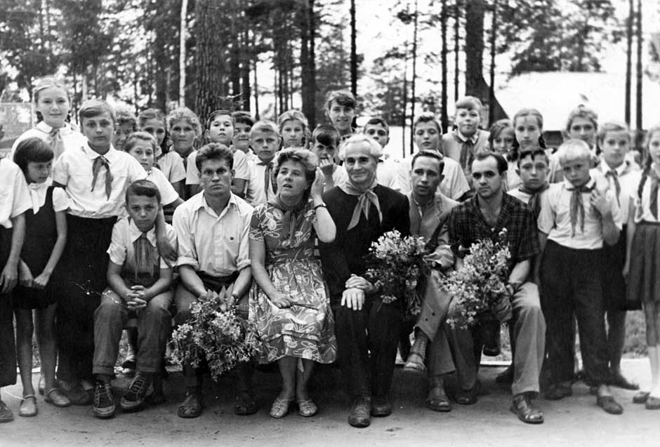 Пионеры встречаются с героем революции Гурьяновым