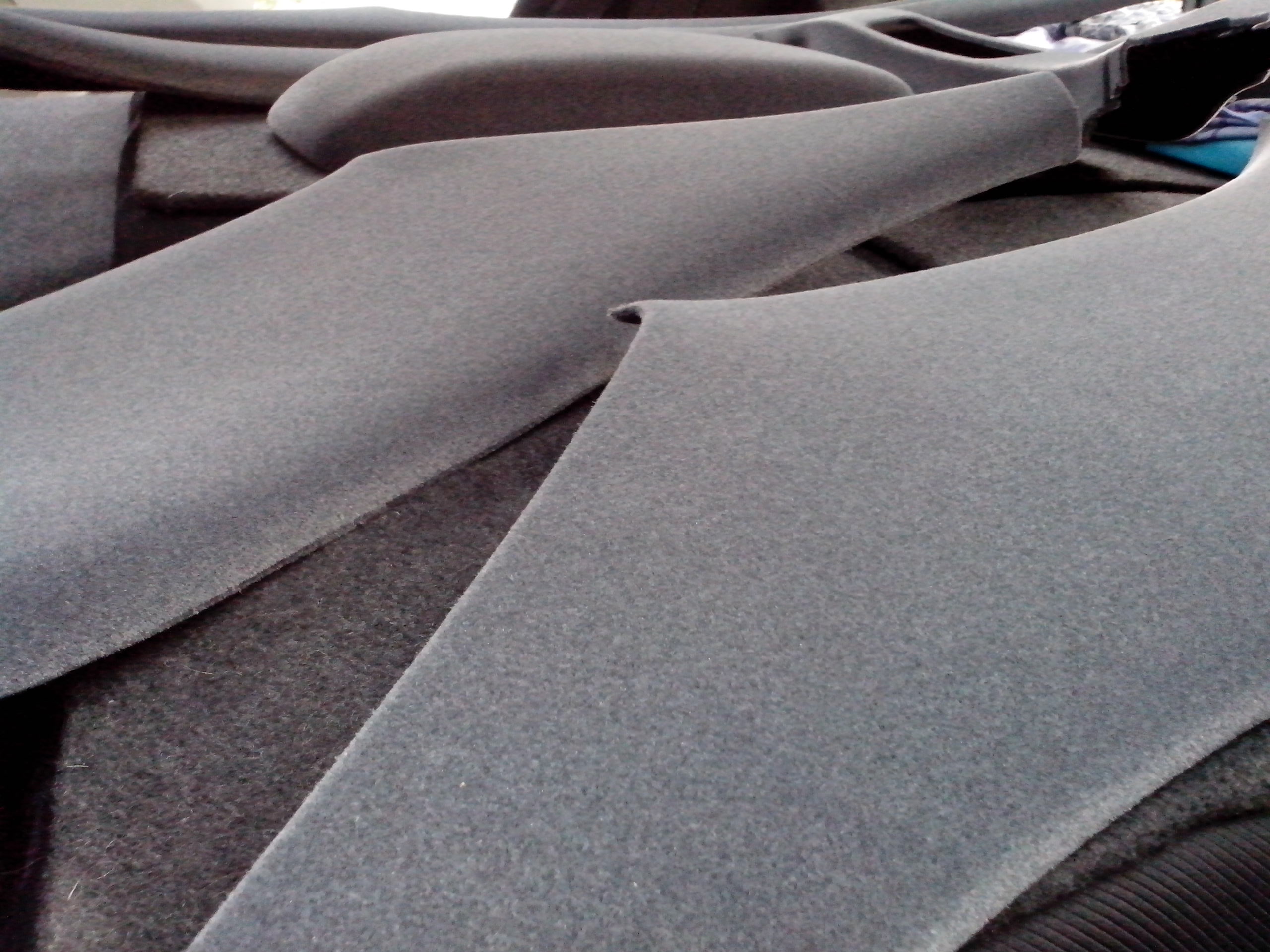 Немаркий серый цвет, в цвет салона