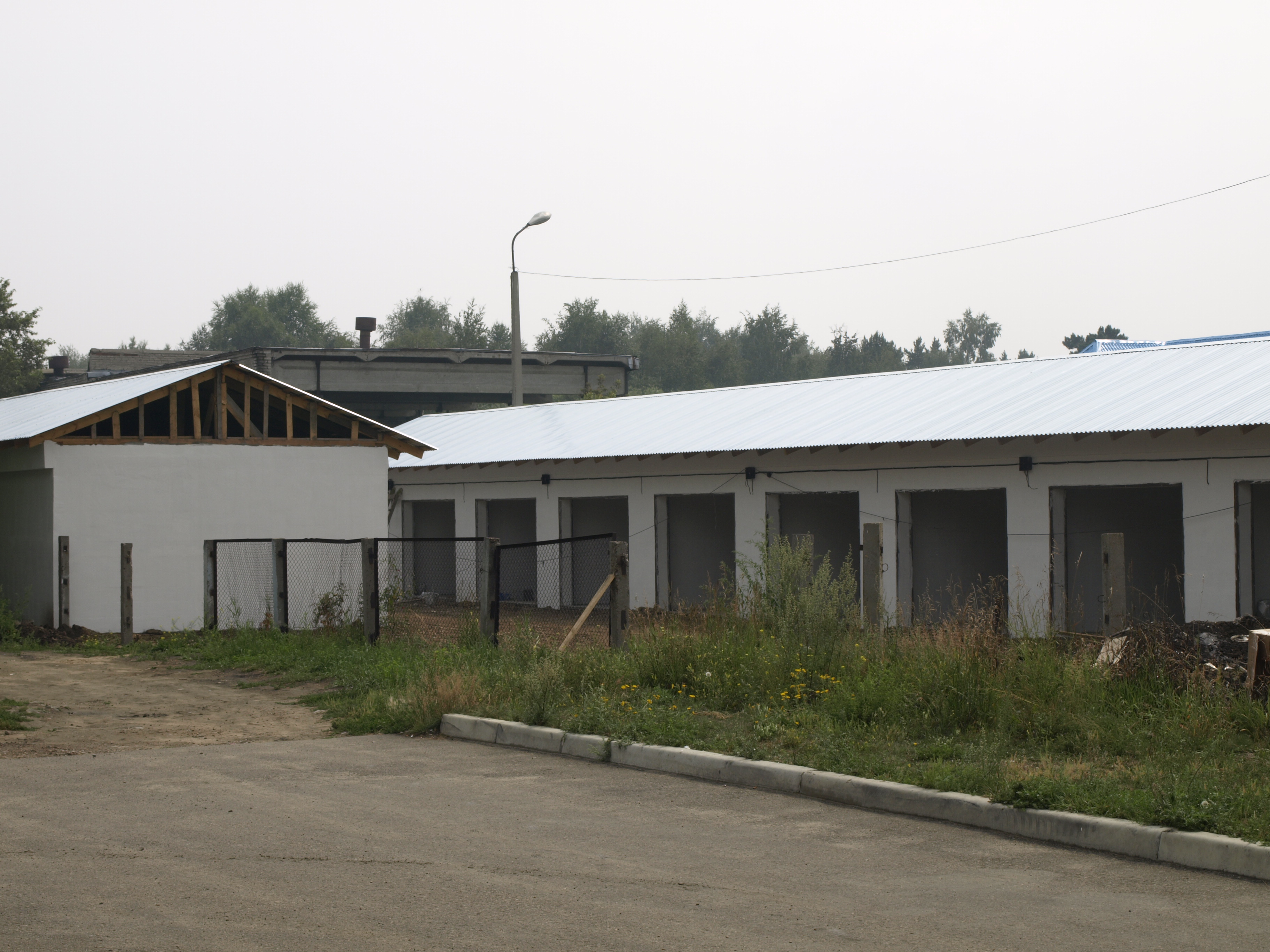 Новые гаражи на территории Роддома.