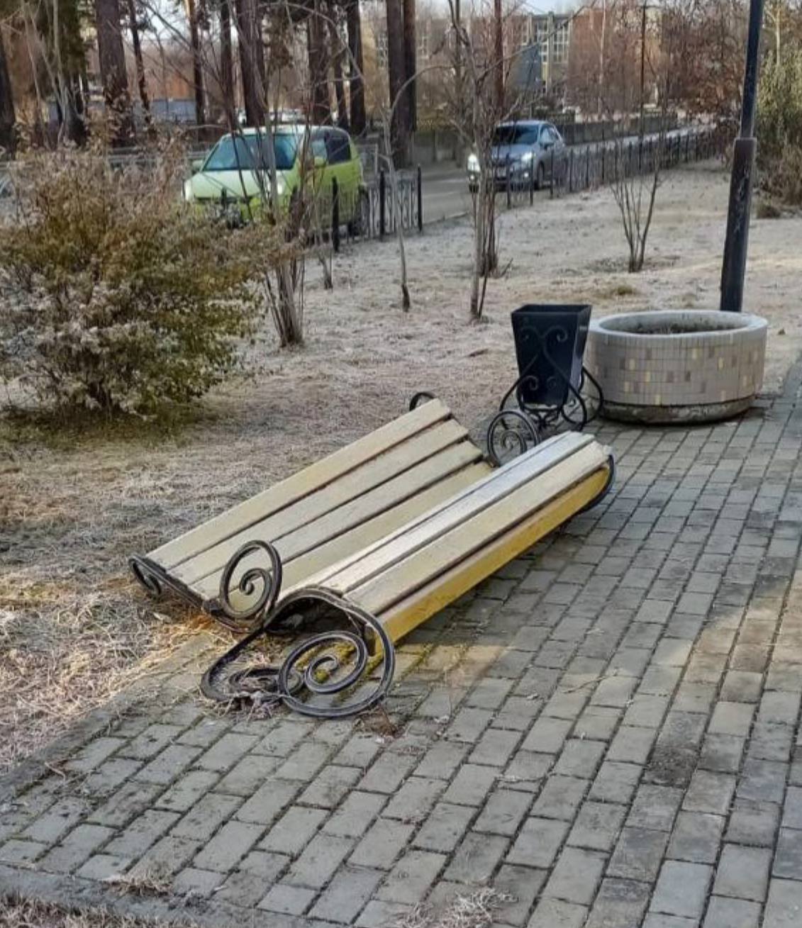 Сломали лавочку на Ленина