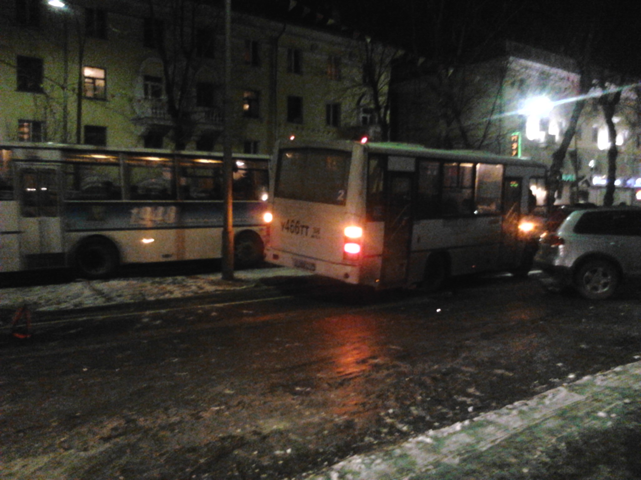 напротив магащина Золотой улей в 59кв-л