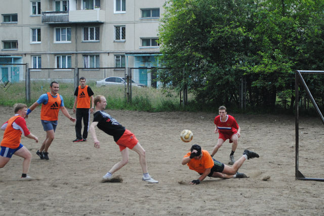 У ворот болельщиков жарко