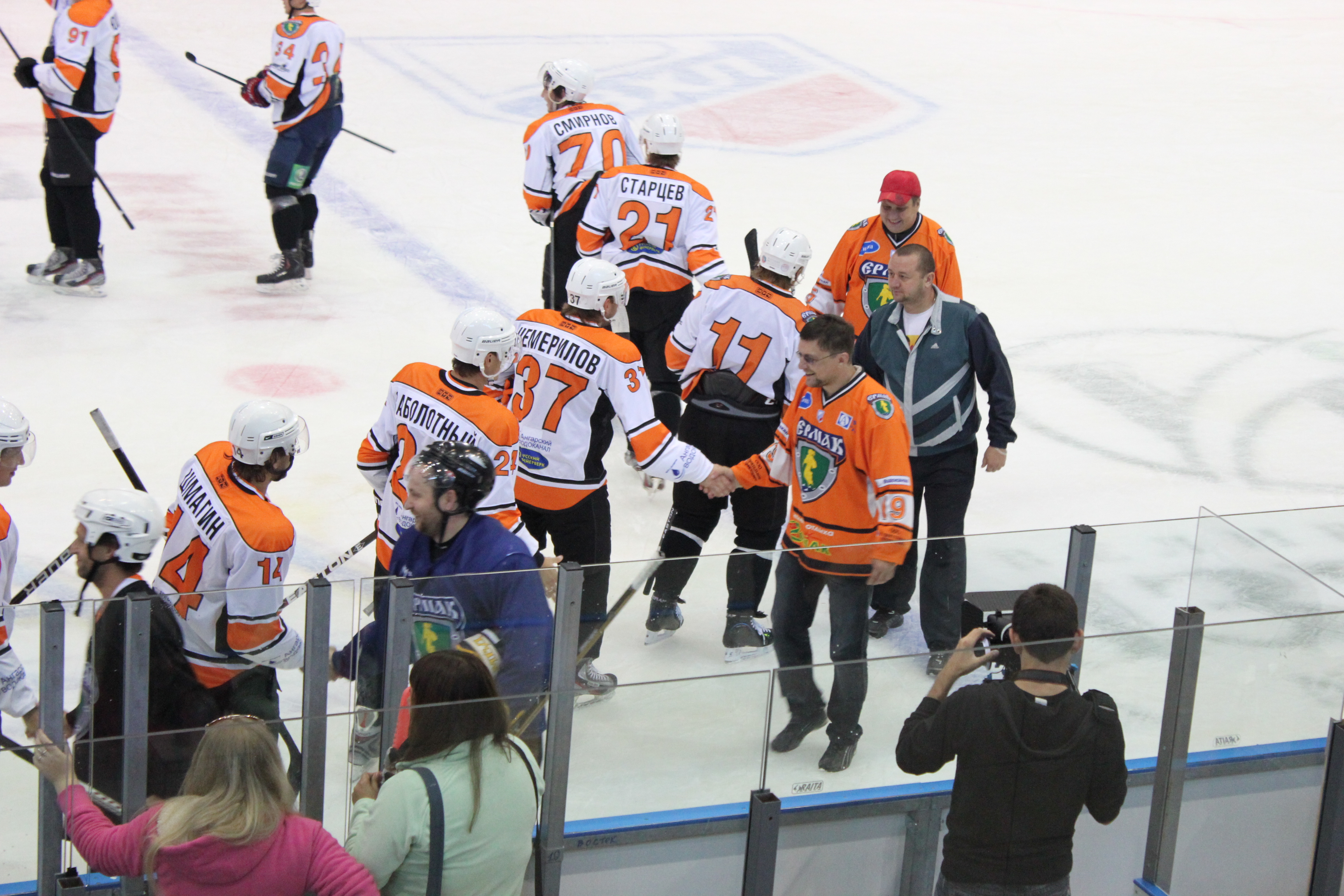 Традиционное итоговое рукопожатие