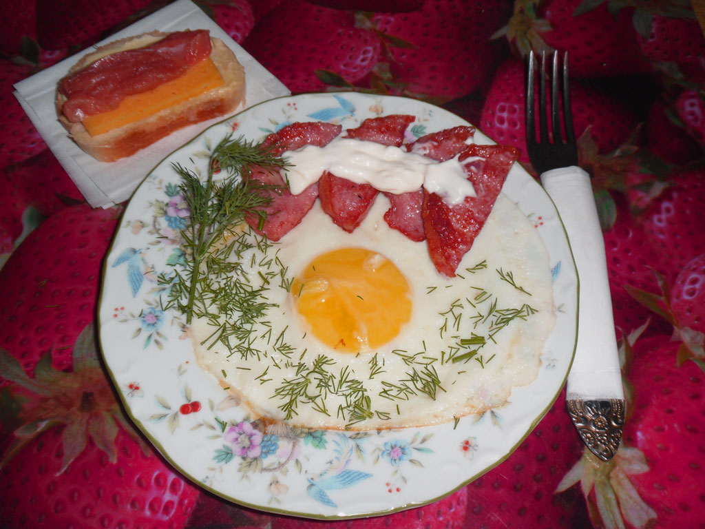 Фото №1 - Мой обычный завтрак рыбка, яичко, сыр, масло, хлеб!!!