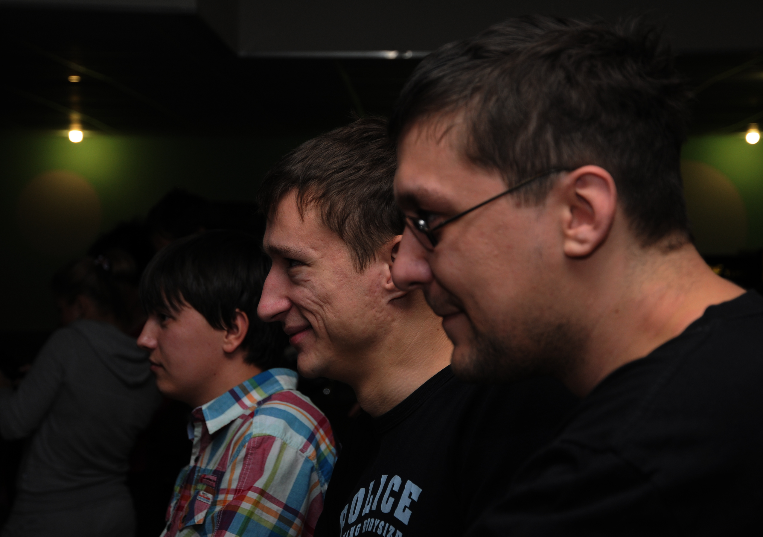 Змей горыныч глядящий на дорожку