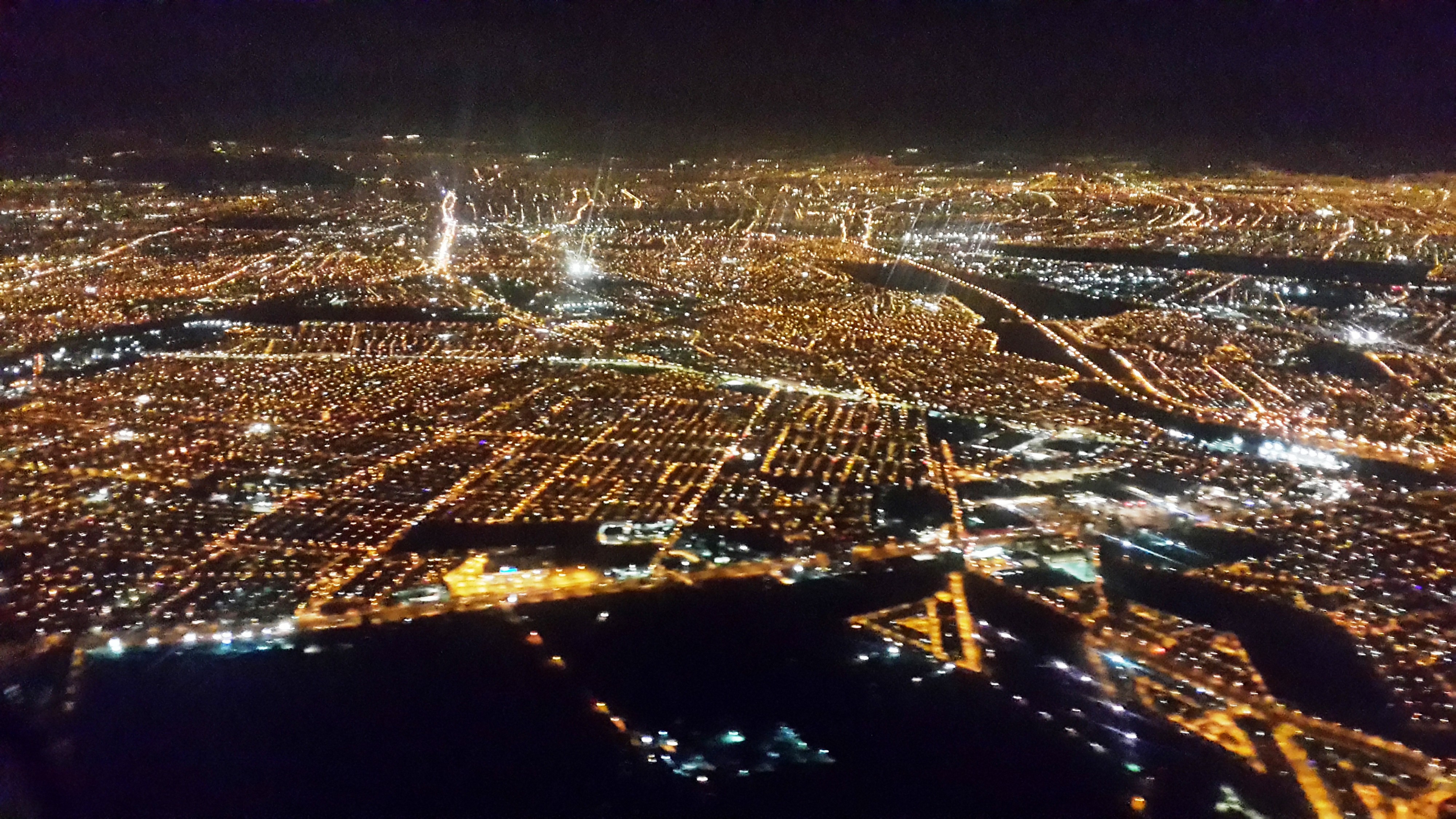 Сантьяго нончью светится сильнее, чем Икике, потому что Сантьяго - больше