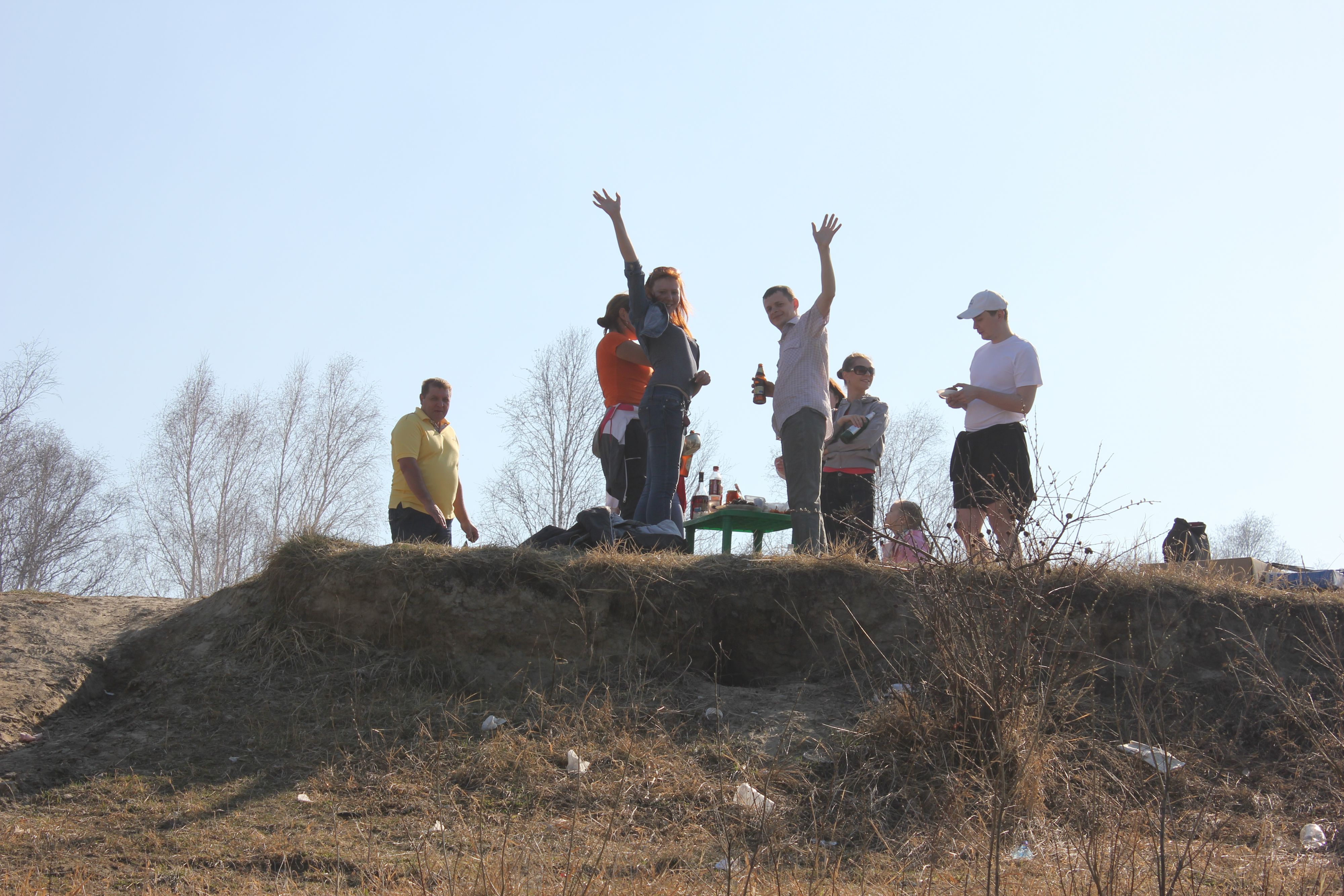 Веселится и ликует весь народ.