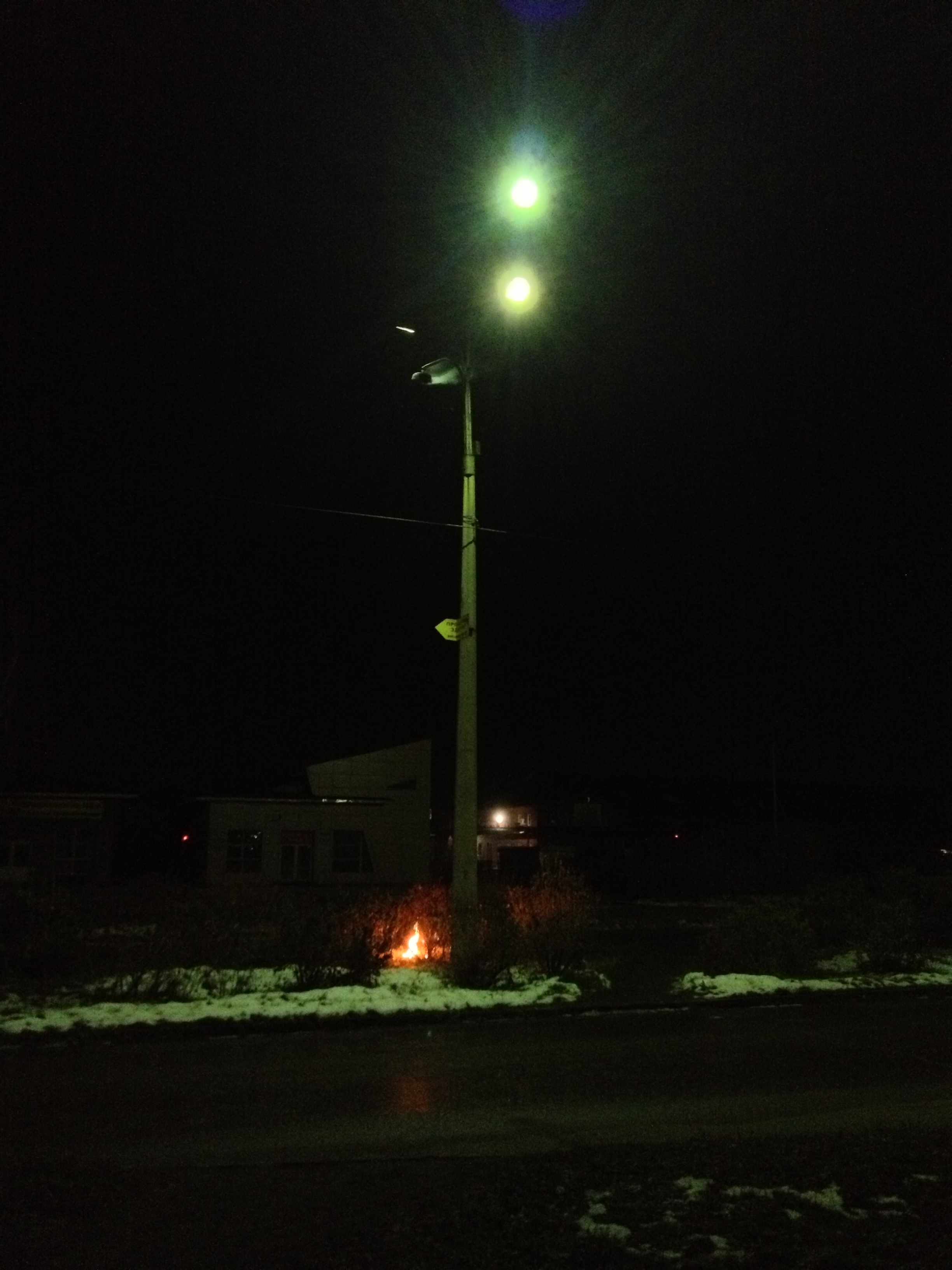 17 мкрн, горит фонарный столб, 22.10.12, 23:18:06