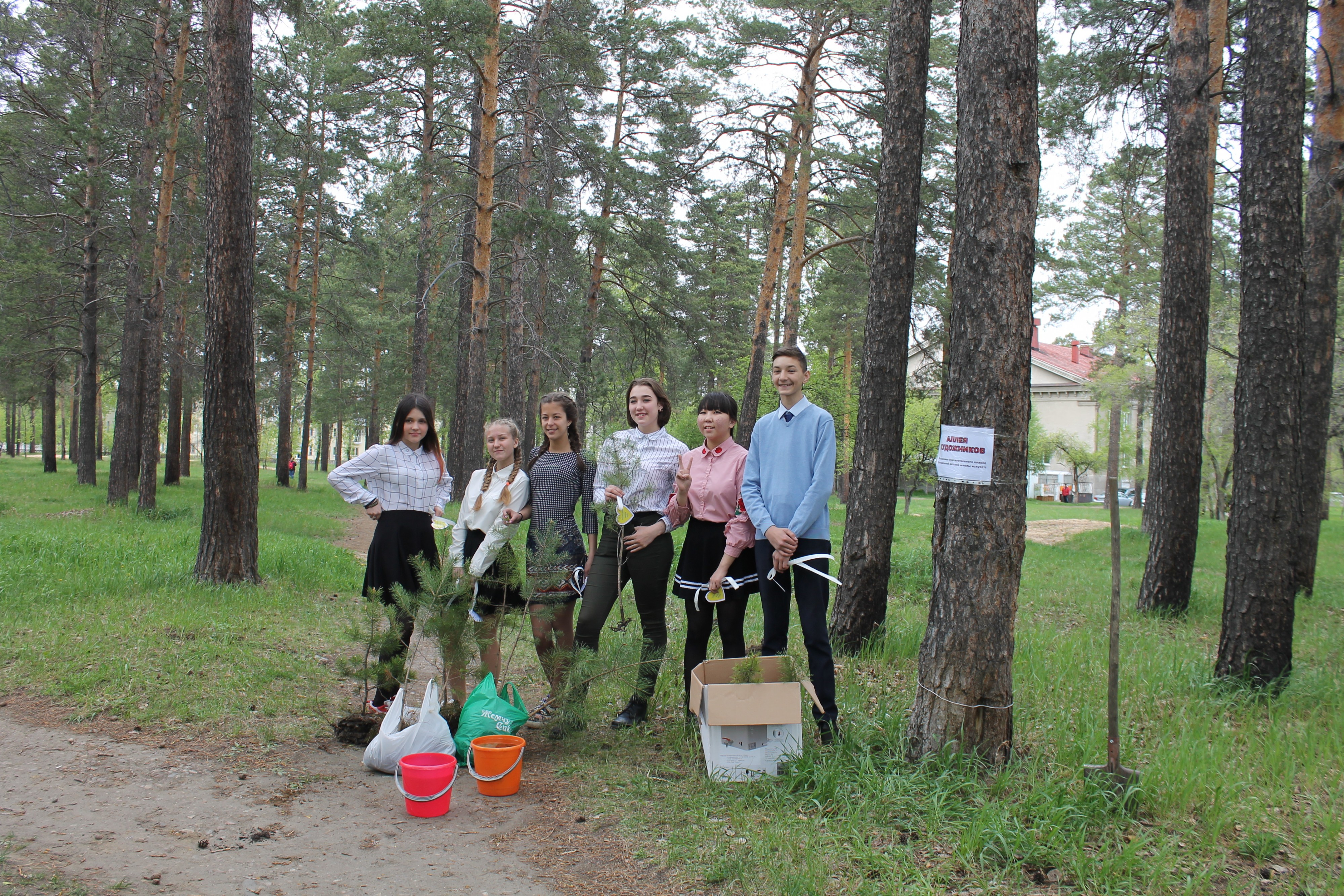С выпускниками ЦДШИ высаживаем саженцы