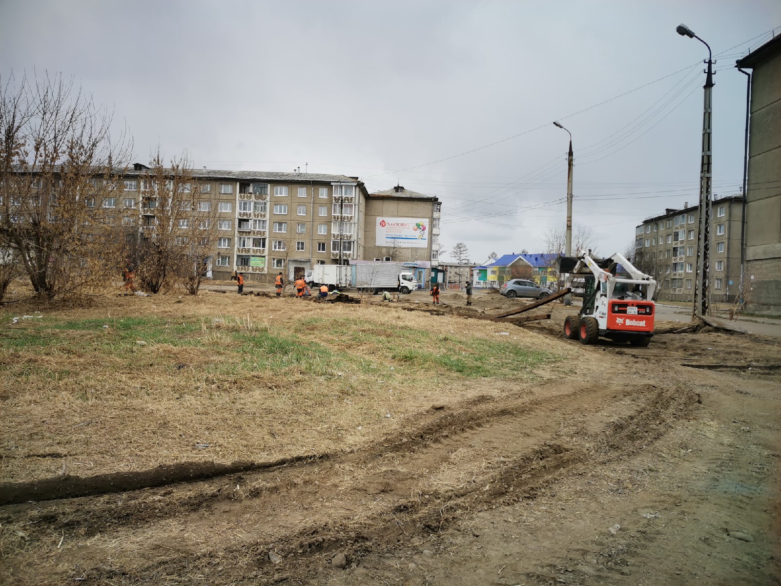 Разбирают трамвайное кольцо в 17м/р в металлоприемку