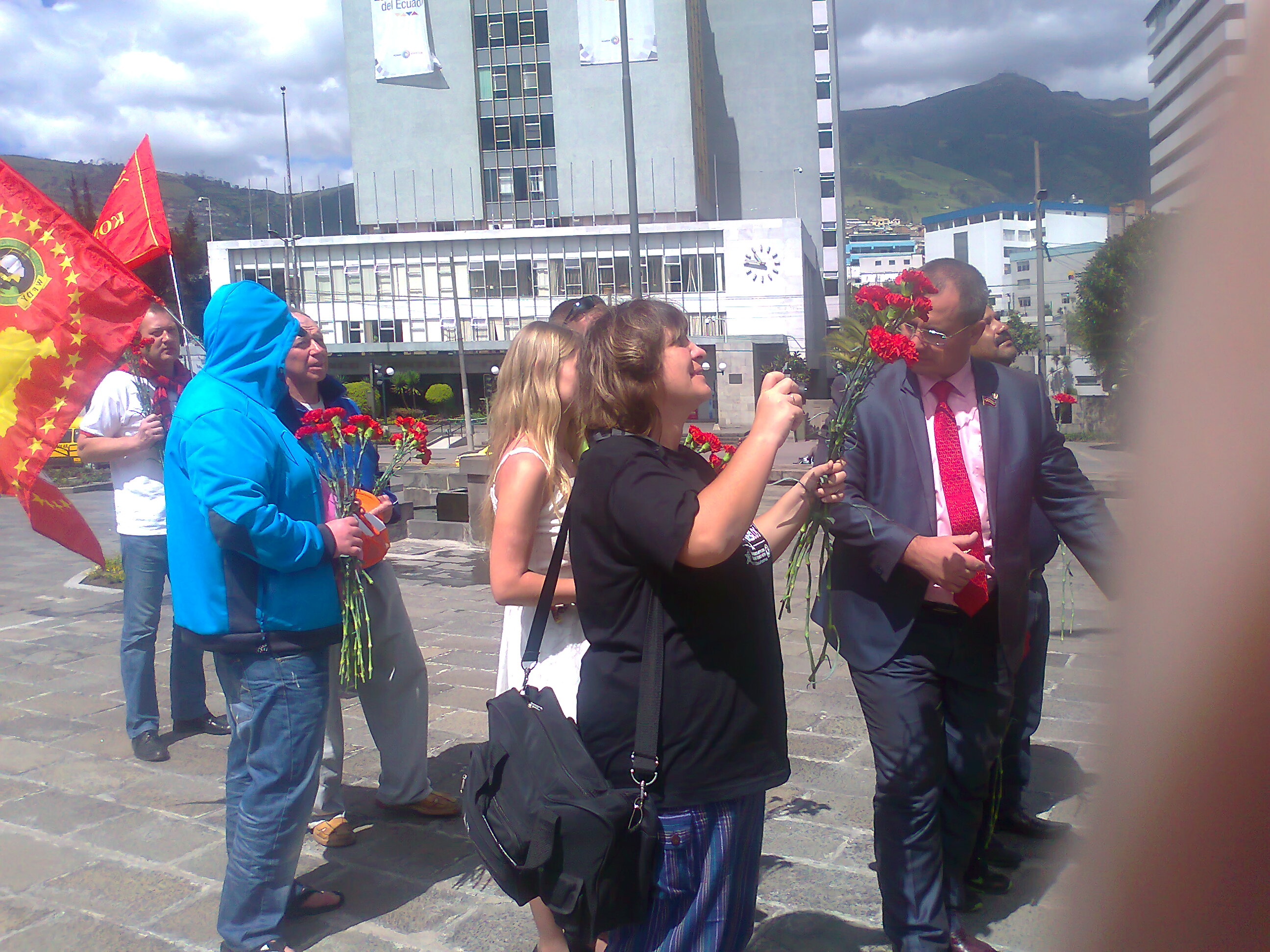 Возложение цветов к памятнику Симону Боливару