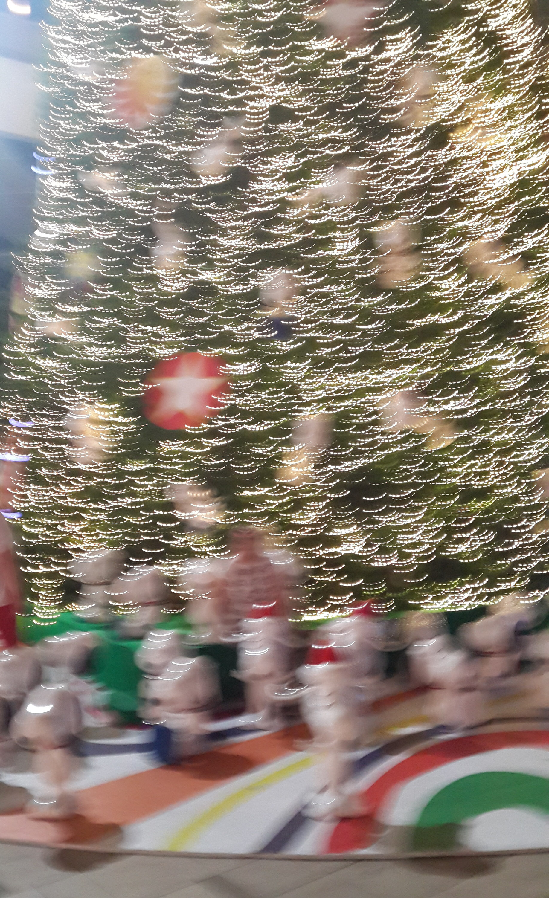 Зоя сфотала меня возле ёлки 