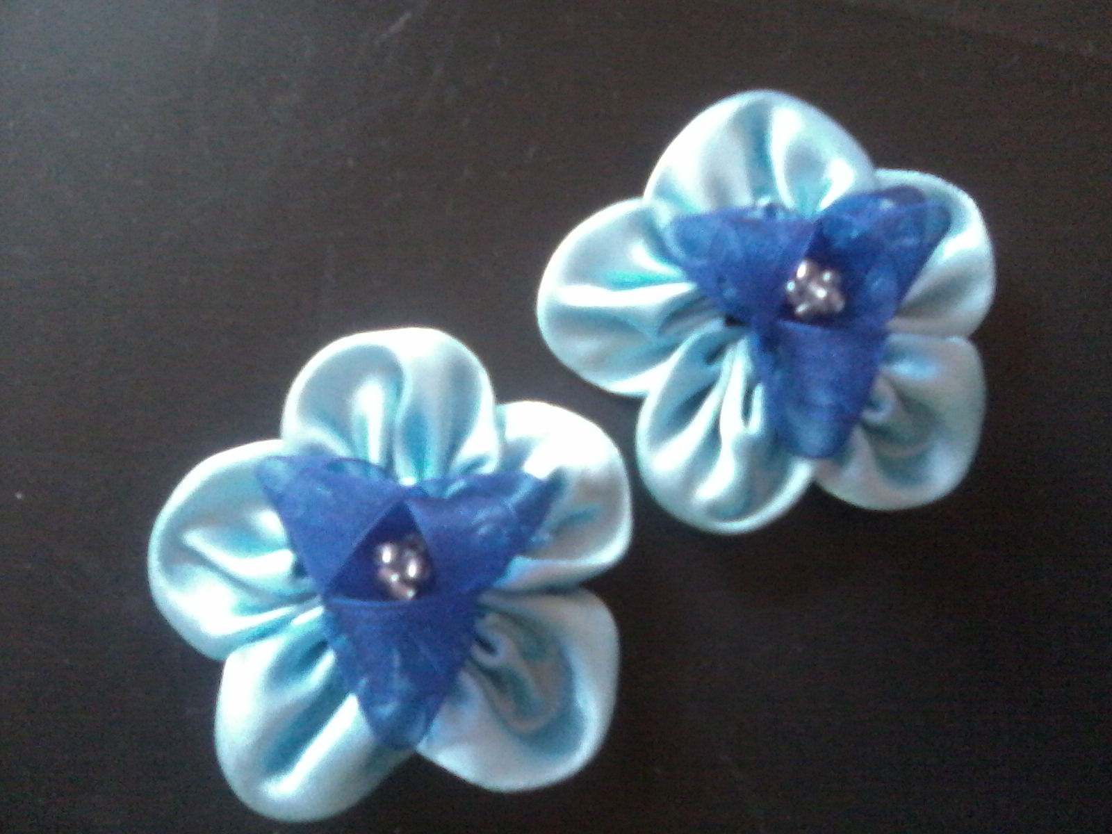 цена 60 руб. пара, диаметр 6 см.