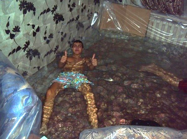 Бассеин в квартире)))