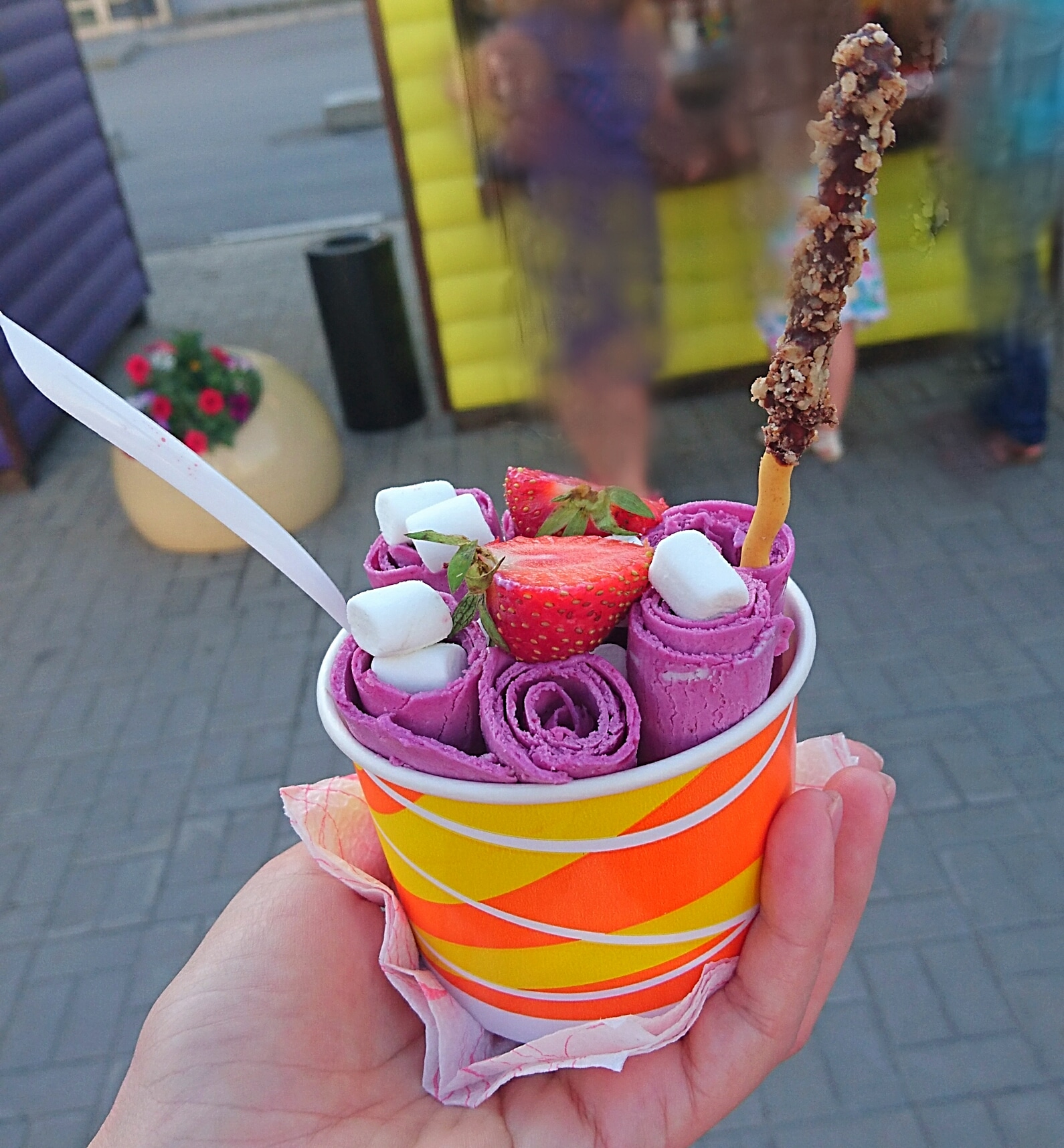 Ролл-мороженое сливочное с лесными ягодами