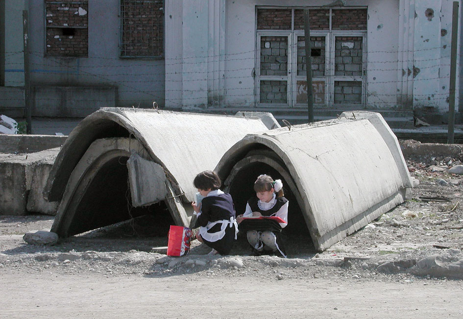 В Грозном детям пока еще приходится играть среди стройматериалов