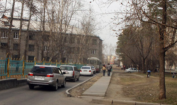 Нескончаемым потоком едут машины