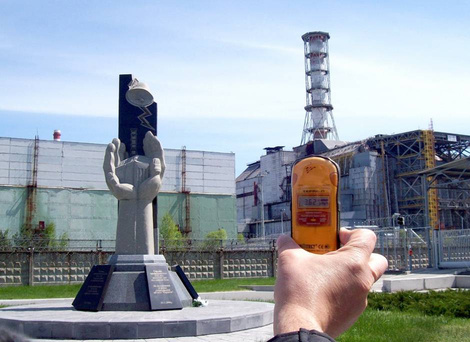 4-й энергоблок ЧАЭС (справа) почти закрыт саркофагом