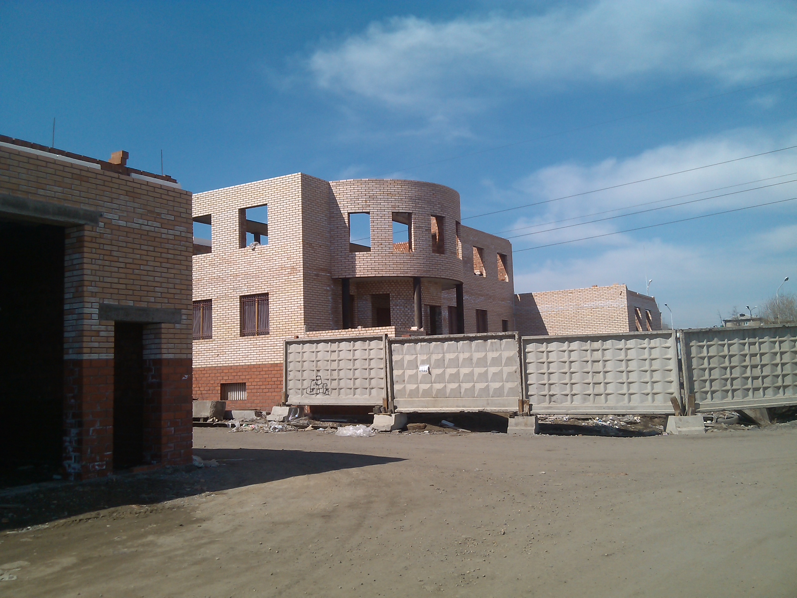 Строительство возле ГСК "Фармсервис"