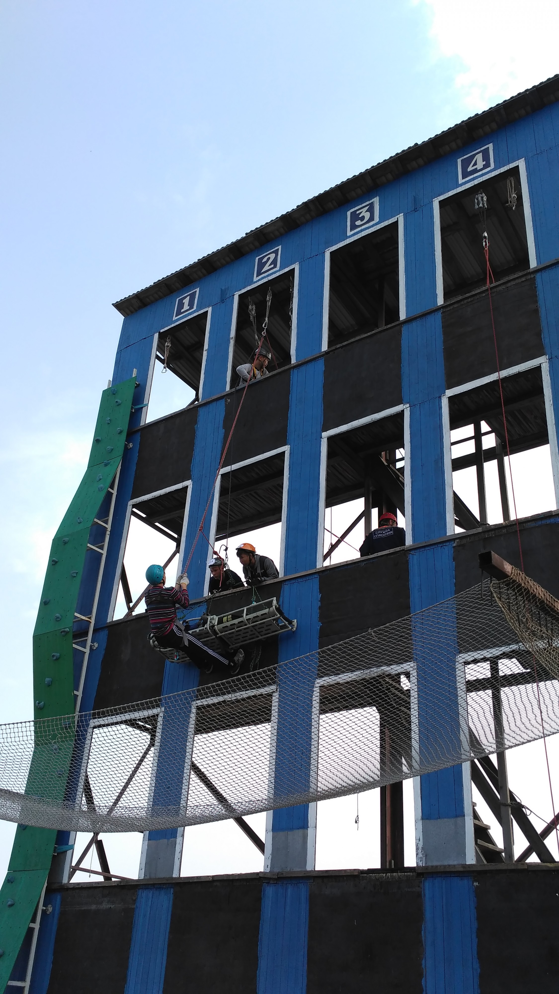 транспортировка пострадавшего  из разрушенного здания