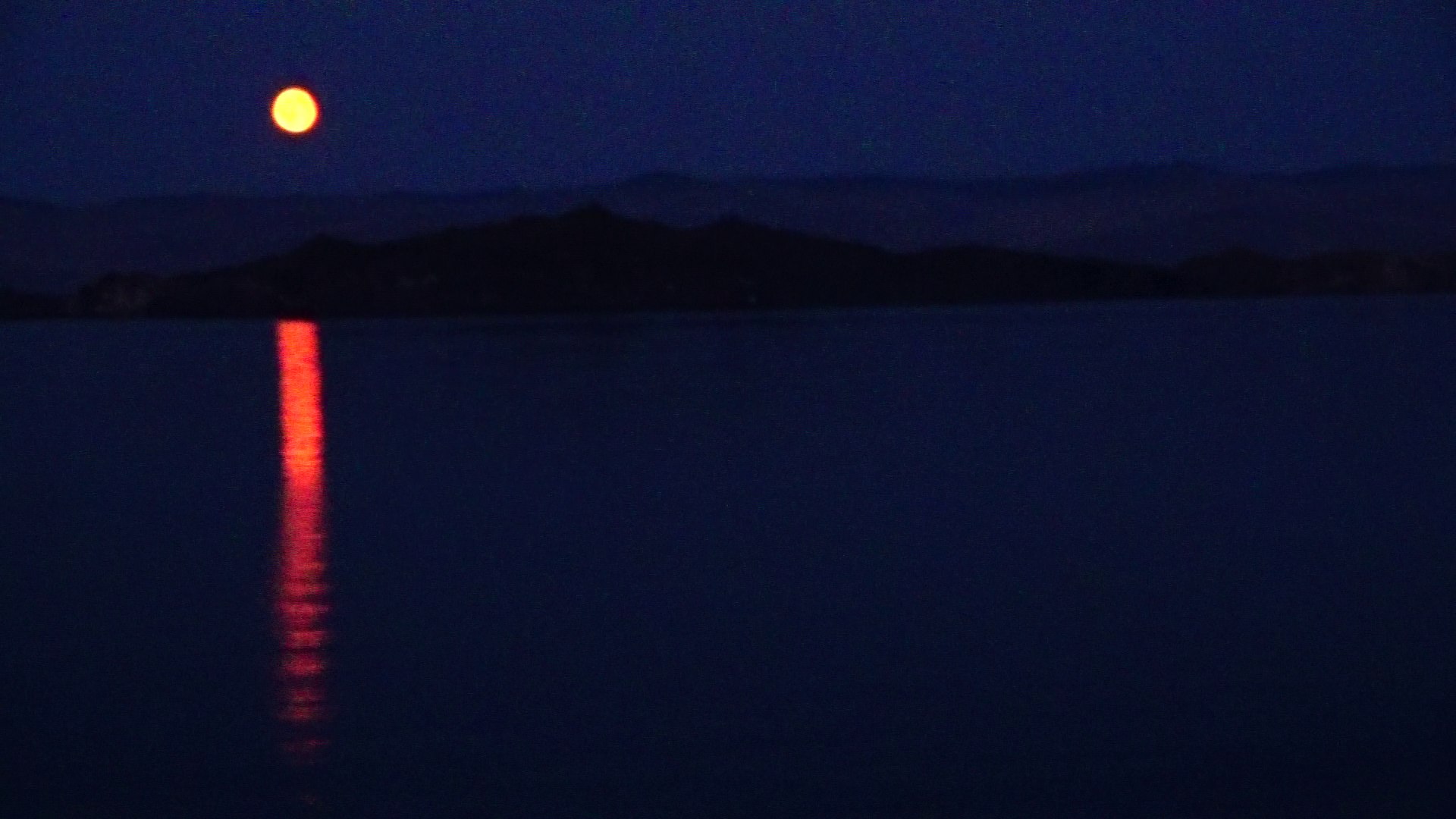 Красная луна, восходящая над Ольхоном