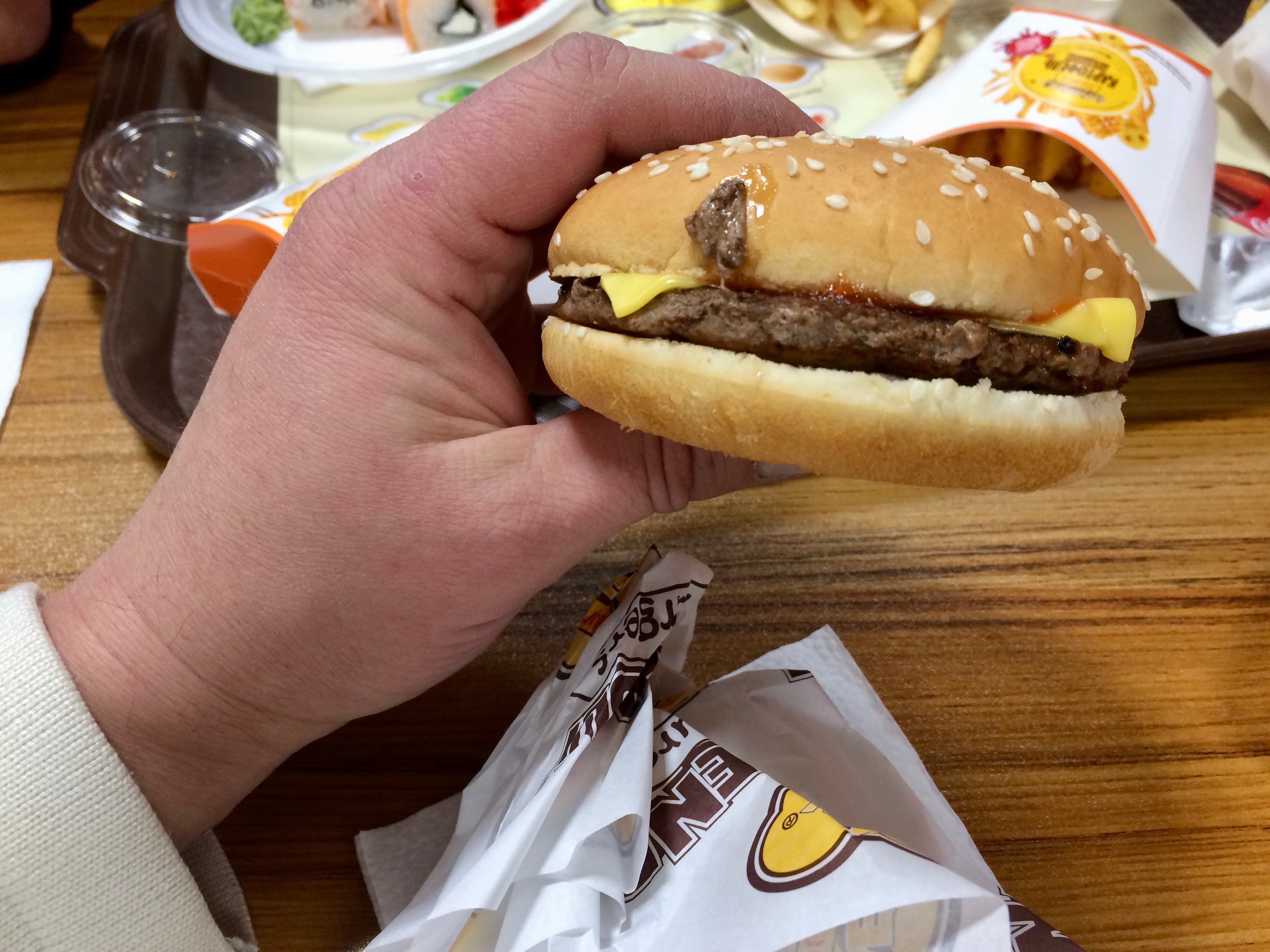 рука Саныча держащая чизбургер