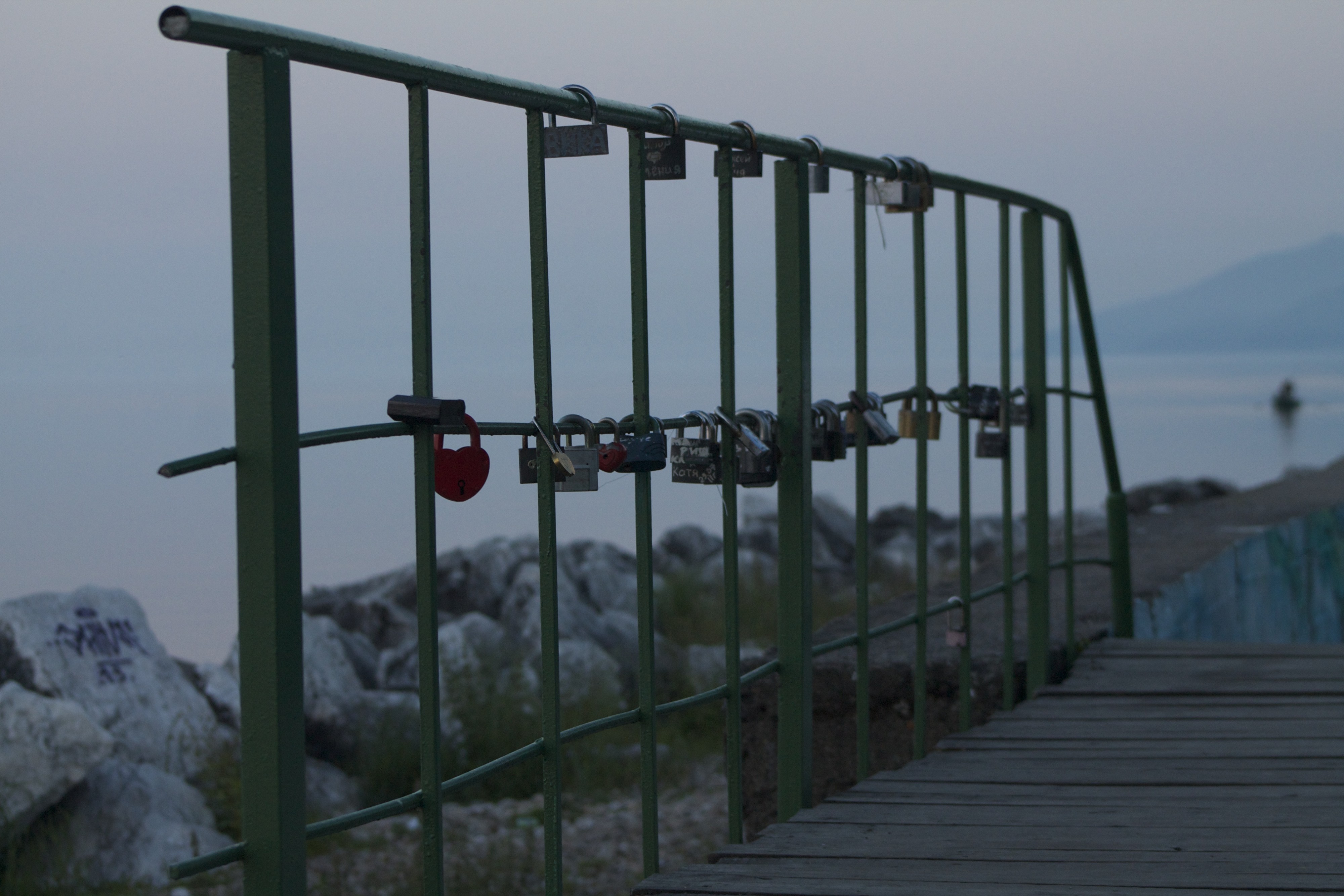 Замки любви на мосту, Слюдянка, набережная Байкала. Замки любви на мосту, Слюдянка, набережная Байкала.