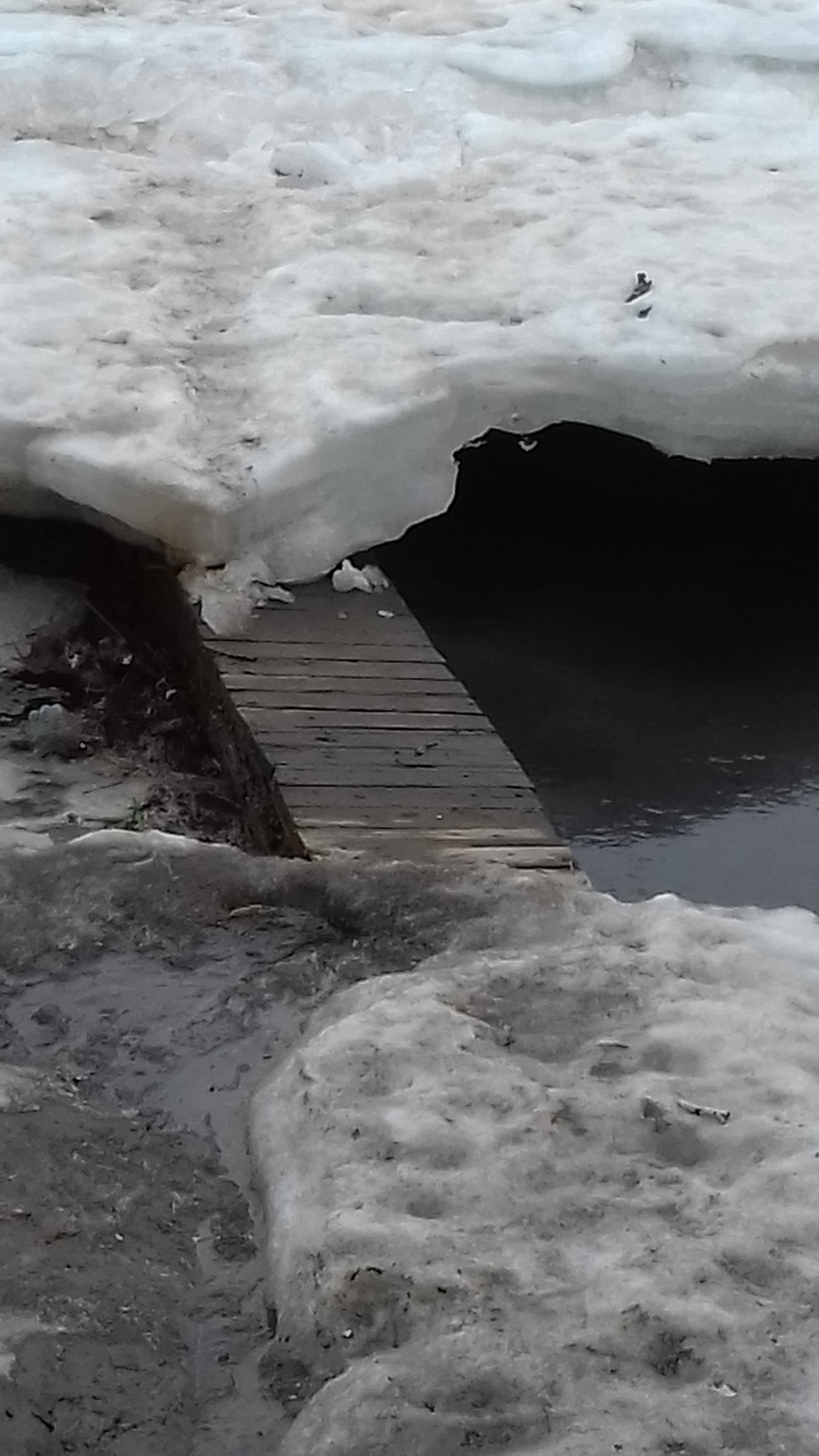 Ледник угрожает мостику у водокачки ЖА