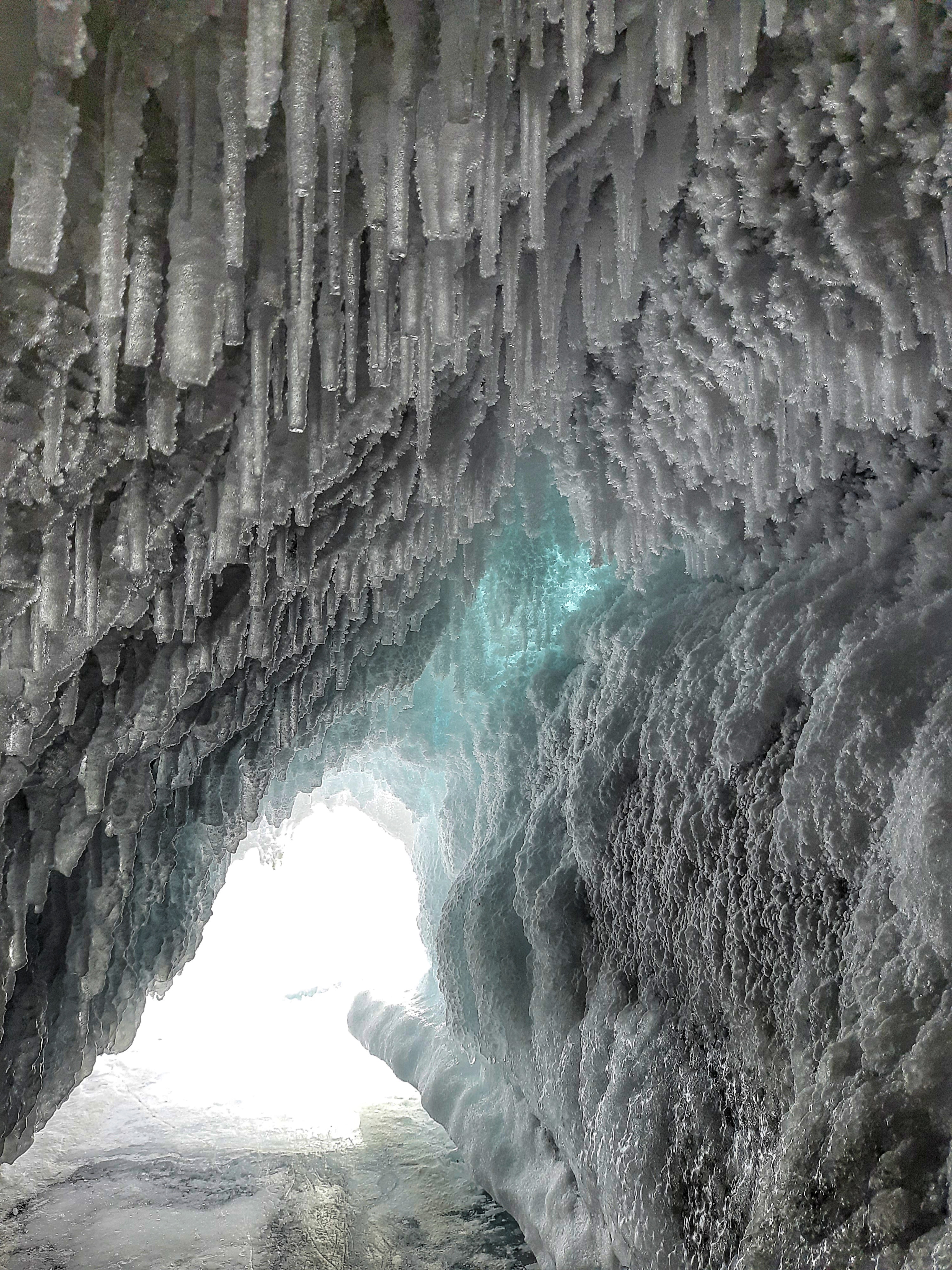 В ледяной пещере, когда ещё не наломали сосульки 