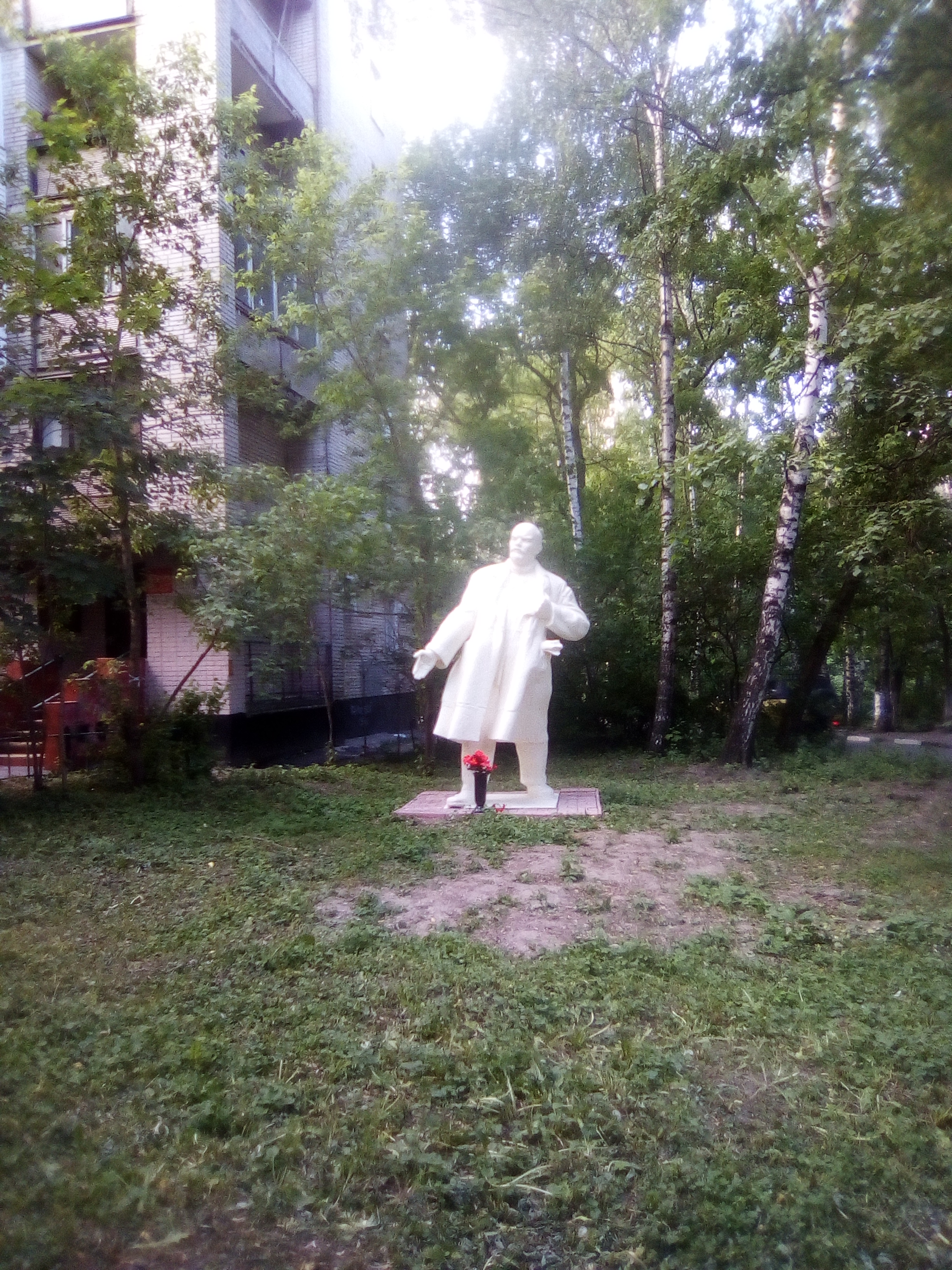 Ильич весь в белом.