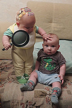 - Ой, соль рассыпалась - это к ссоре. - А может, обойдётся? - Нет, дорогой. Я уже настроилась.))