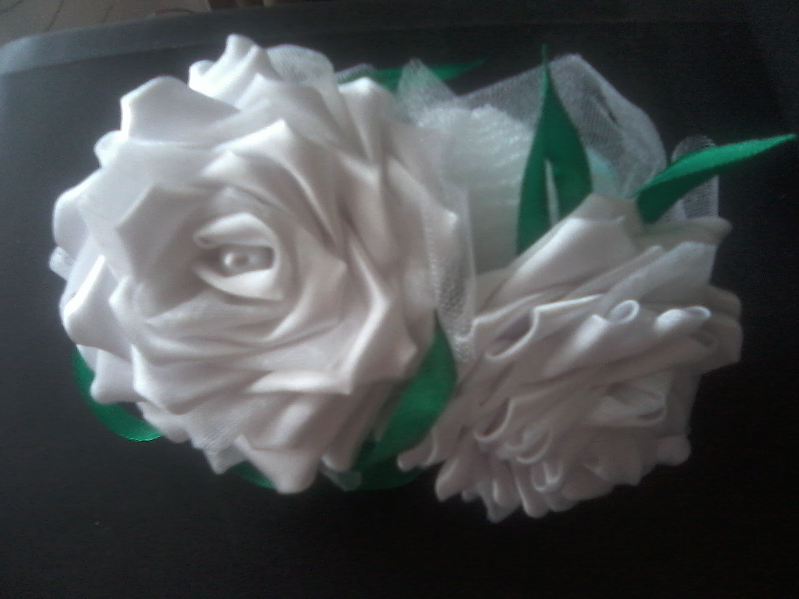 Роза белоснежная. резинка. 100 руб шт.