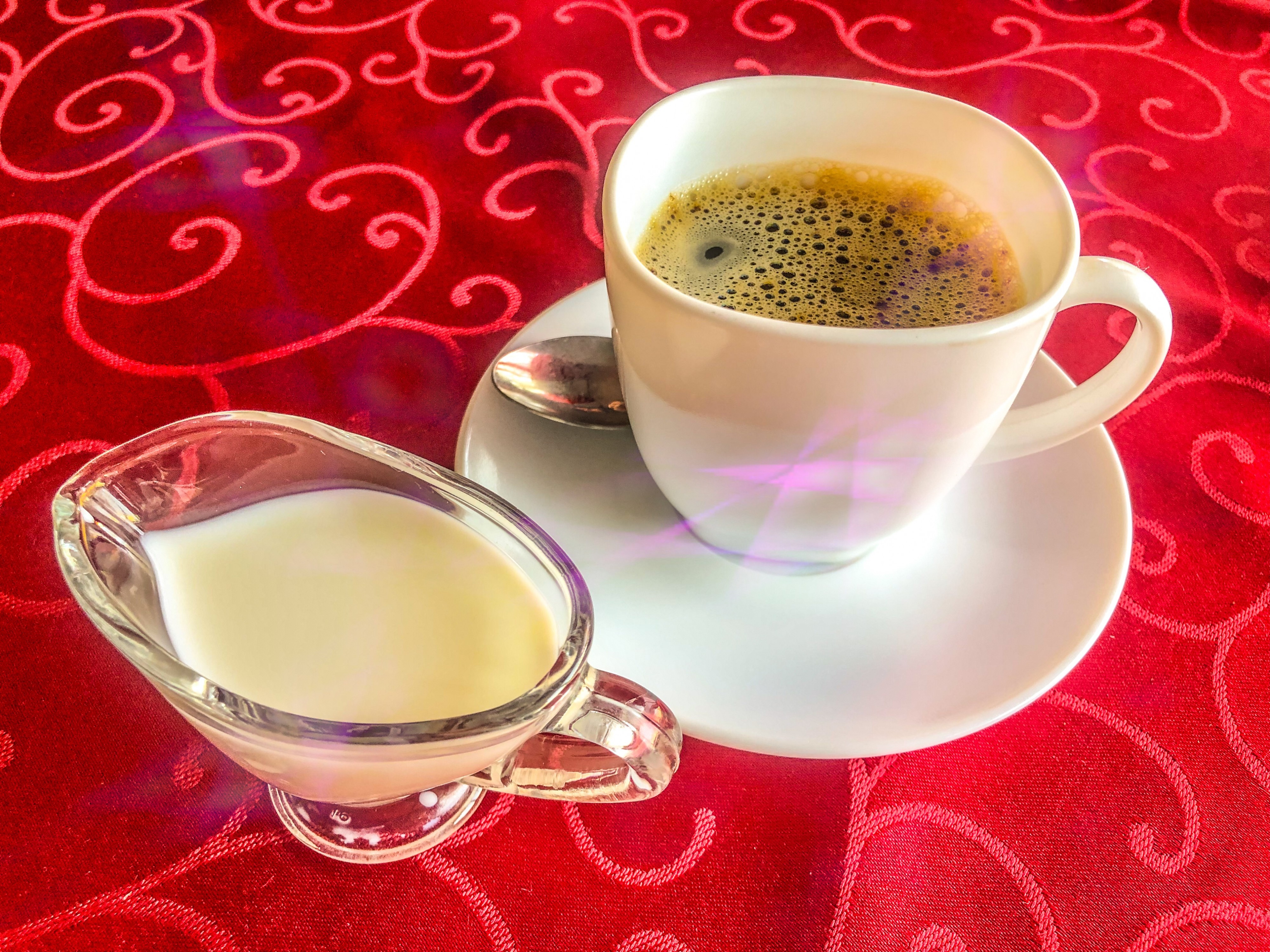 Белое на красном