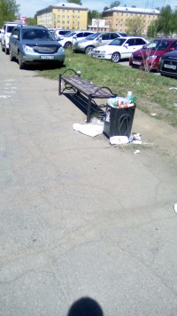 Урны переполнены.